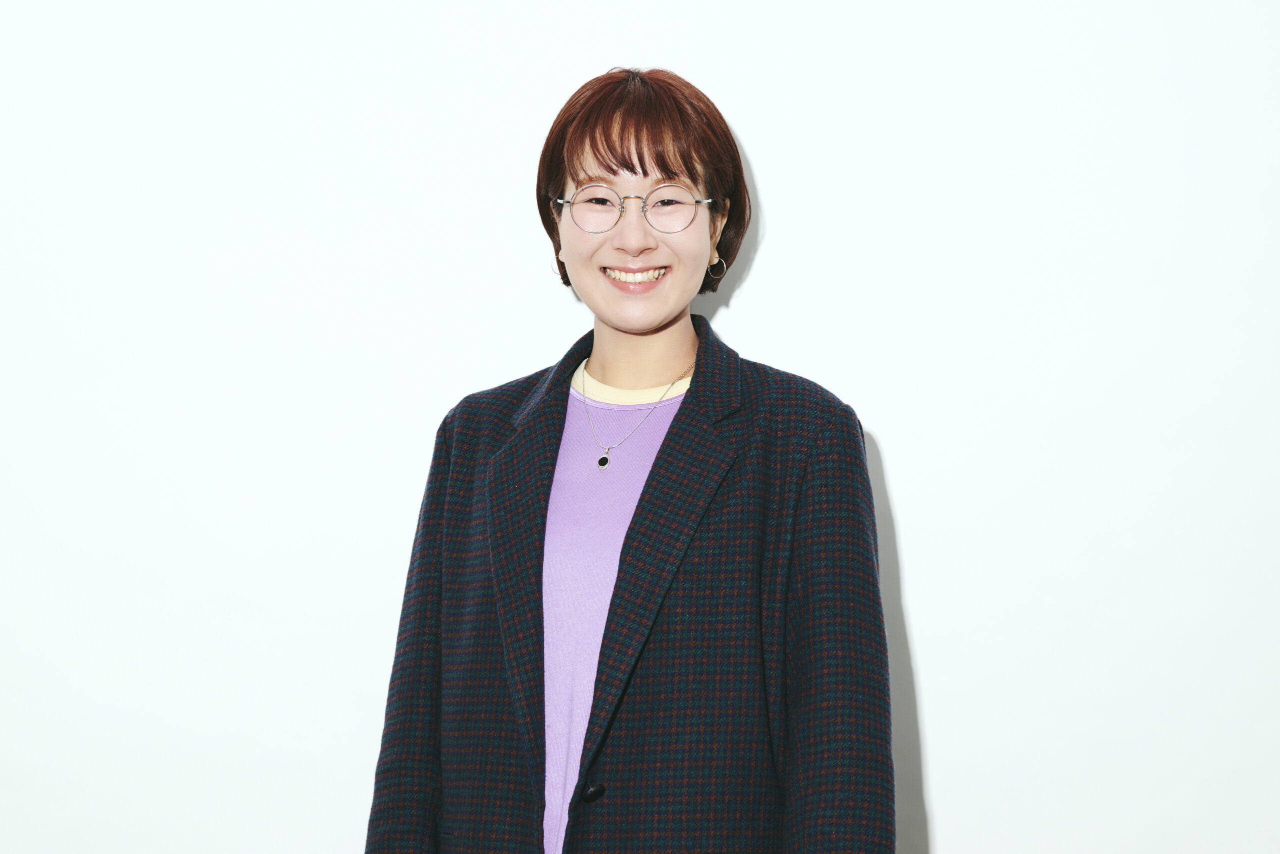内なる青い炎を秘めた仲間とメガネの奥深い世界を、デザインから深堀りする
